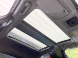 【サンルーフ】開放感たっぷりの希少装備、サンルーフが装着されています!車内に明かりを取り入れたり景色を楽しむ以外にも、車内の空気も簡単に換気できて快適です!