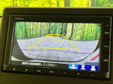 【バックカメラ】駐車時に後方がリアルタイム映像で確認できます。大型商業施設や立体駐車場での駐車時や、夜間のバック時に大活躍!運転スキルに関わらず、今や必須となった装備のひとつです!