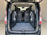 サードシートを跳ね上げると、大きな荷物も載せれる大きな空間に。