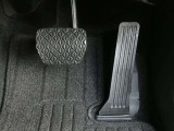 【オルガン式アクセルペダル】かかとを支点として足首とペダルの動きが一致するため、スムーズで正確な操作が可能です。ペダル反力を足の重さで支える事ができるため長時間の運転でも足が疲れにくくなります。
