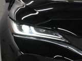 「アダプティブハイビームシステム(AHS)」が装備。LEDの配光範囲を細やかに制御し、先行車や対向車に光が当たる部分だけを自動的に遮光するので、ハイビームでの走行頻度がより向上します。