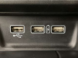【USBポート】USBポートも装備されています、スマートフォンの充電やオーディオに連携も可能です、今や欠かせない装備の一つです!