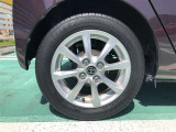 【純正アルミホイール】です!車両デザインに合わせてホイールをデザインしているため、見た目にもカッコイイアルミホイール♪洗車もラクチンで錆びません。