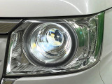 【LEDヘッドライト】悪天候や夜間走行時も良好な視界を確保し安心して運転できる高輝度LEDヘッドライトを装備!点灯速度が早く、消費電力も抑えられています。