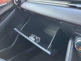 大型のグローブボックスは車検証など大きな物もすっぽりと収まるサイズとなっております。