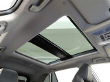 パノラマムーンルーフを装備しております。