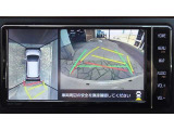 車を上から見下ろした視点で駐車をサポートするパノラマビューを搭載。運転席から確認しにくい車両周囲の状況を確認できます。