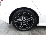 アルミホイールは純正ですが、インチアップしてのアクセサリーとなり。標準ではない為、アルミホイールは認定中古車の保証対象外となります。