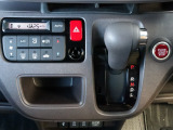 操作性の優れたインパネシフト。エアコンは空気清浄や脱臭などに効果を発揮するプラズマクラスター技術搭載フルオートエアコンを装備しています。