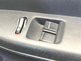 【パワーウインドウ】運転席と助手席の窓をスイッチ一つで開閉でき、楽々です♪