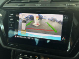 大きなモニターに映るリヤビューカメラを装備。