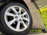 【純正アルミホイール】外観にマッチした純正アルミホイールを装着しております。各種社外アルミホイールや、スタッドレスタイヤも取扱いしております。是非ご相談ください♪