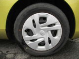 夏タイヤ、純正ホイールキャップ。
