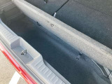 トランク下小物入れがあります。