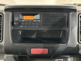 AM/FM.チューナーラジオが装備されており、下側には小物入れが装備されております。