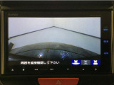 【バックカメラ】運転が苦手な方も車庫入れラクラクです!ギアをリバースに入れれば自動的に切り換わりますので、面倒な操作は不要です♪狭い駐車場もお車を傷つけず安心ですね!