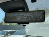 スマートルームミラーが付いております。バックドアについてますカメラと連動して、後方の映像がルームミラーに映ります。