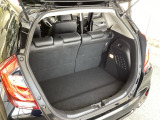 リアシートを倒さなくても、ラゲッジスペースは十分あります。