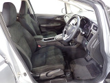 フロントは広々セパレートシート、運転席は、高さを調整できるハイトアジャスター付きです。