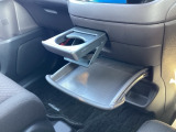 カップホルダー下には引き出し式のテーブル装備です♪