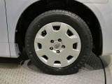 鉄チンホイールです。デザイン性のあるホイールカバーが付いてます。