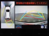 パノラミックビューモニター付きです。車両を上から見たような映像をディスプレイオーディオ画面に表示。運転席からの目視だけでは見にくい、車両周辺の状況をリアルタイムでしっかり確認できます。