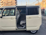 両側はパワースライドドア付きだから、狭い駐車スペースなどでの 乗り降りラクラク!小さなお子さまのいるご家庭には嬉しい装備。