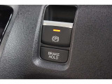 ブレーキホールドをONにすればブレーキペダルから足を離しても停車状態が続きます。信号待ちや渋滞時などに便利な機能です。