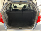 テールゲートを開ければ広いラゲッジスペースが姿を現します。人とモノが快適に移動できる空間って特別ですよね。ドライブがもっと楽しくなります。洗車用品などの小物を入れるスペースもございます。
