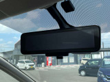 車両後方のカメラ映像を映し出し、車内の状況や、天候などに影響されずいつでもクリアな後方視界が得られるインテリジェントル-ムミラ-が装備されております。