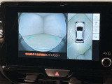 パノラミックビューモニター(シースルービュー機能つき)愛車を上から眺めた映像をナビ画面に表示いたします。メーカーオプション品につき後付けできません。