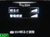 隣車線を走る車両をレーダーで検知し、ドアミラーでは確認しにくい後側方エリアに存在する車両に加え、急接近してくる車両も検知します。車両を検知するとドアミラーに搭載されたLEDインジケーターが点灯します。