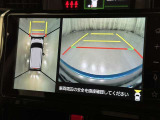 パノラミックビューモニターを装備。駐車場や交差点でクルマを真上から見るように周囲を確認できます。機能の詳細は販売店スタッフまでおたずねください。