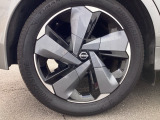 純正アルミホイールです。足元が引き立つので、車全体のイメージがアップしますよ