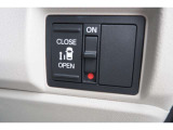 【パワースライドドアスイッチ】運転席から、後部座席の開け閉めが可能なボタンです!ワンプッシュで作動するので、手が塞がっている人などサポートに便利ですね♪