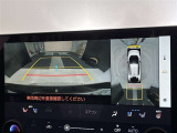バックカメラの他に上から見下ろしたような画像が見れるアラウンド(全方位)モニター。前後左右を把握できる、すごい機能が装備されています!