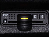 装備されているビルトインタイプのホンダ純正ETC車載器です。セットアップしてからご納車致します。ETCカードを差し込めば高速道路の出入り口ゲートを楽々通過出来ます。