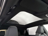 パノラマルーフも装備しています。開かない分、ガラスが広い範囲を占めたルーフです。爽やかな日差しを取り入れながらのドライブ、気持ちよさそうですね。もちろん新車購入時のみ装備可能なので、お得です。