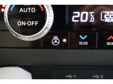 フルオートエアコンが装備されています!お好みの温度設定をするだけでエアコンの風量やモードの切り替えを自動でコントロールしてくれます!ユーザーの操作が少なく燃費走行にもつながります!