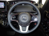 ハンドル左側にはオーディオ操作が出来るオーディオリモートコントロールスイッチ、右側にはHonda SENSINGとオートクルーズコントロールのスイッチを装備!