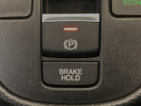 指先の操作でパーキングブレーキの「作動と解除」が行うことができる装備。ブレーキペダルから足を離しても停止し続けてくれるオートブレーキホールド機能。信号待ちなどの際には便利。ECO運転で低燃費走行♪