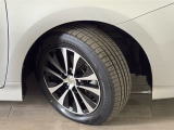 【純正16インチアルミホイール】足元を際立たせ、軽快な走りを演出します!タイヤは2021年製のグッドイヤー・エフシェントグリップエコを装着しております。