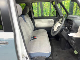 運転席まわりには十分なスペースがあり、大柄な方でもゆったり運転していただける環境です。