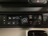 セレクトレバーの左上にオートエアコンがついてますので簡単操作で快適に過ごせます。シートヒータースイッチ内蔵で前席の左右別々に2段階の温度設定ができます。