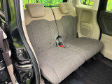 後部座席も気になるようなキズ・汚れやへたり等、大きなダメージはなく、良好な状態です。