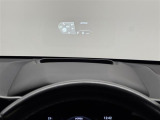 【ヘッドアップディスプレイ】フロントウインドウガラスに運転支援システムの作動状況やナビゲーションの案内表示など、走行に関するさまざまな情報を表示できます。(表示内容は車種により異なります)