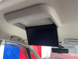 天井にフリップダウンモニターが装備されております。お子様など、後席モニターに映像を流しておくとロングドライブでも退屈せずに楽しくお過ごしいただけます。