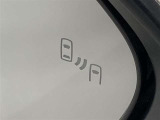 ブラインドスポットモニター(BSM)を装備しています。隣を走る車両が死角に入るとミラー内LEDインジケーターが点灯。さらに、ウィンカーを出すとインジケーターが光って点滅して注意を促してくれます。