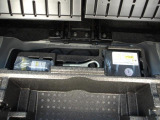 荷室のボード下は車載工具類が収納されているほか、わずかですが収納スペースがあります。