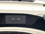 電動テールゲートはボタン1つで楽々に開閉が可能です。